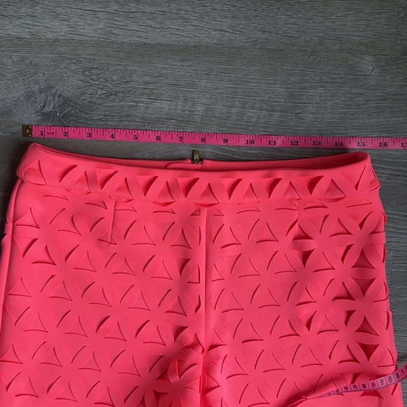 NEW Lilly Pulitzer 3” Lorna Short  in Pink Sun Ray Daisy Laser Cut 4 - Picture 3 of 8